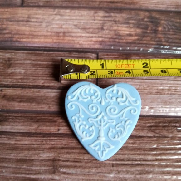 WEDGEWOOD Heart Jasperware Porcelain Blue and White Brooch Pin - Picture 4 of 9